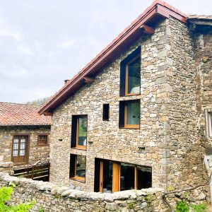 exterior Casa rural en Liébana Cantabria con vistas a la montaña